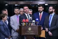 Flávio Bolsonaro fala em "perseguição" contra o pai e defende anistia "ampla, geral e irrestrita"