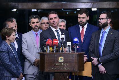 O senador Flávio Bolsonaro (PL-RJ) concede entrevista