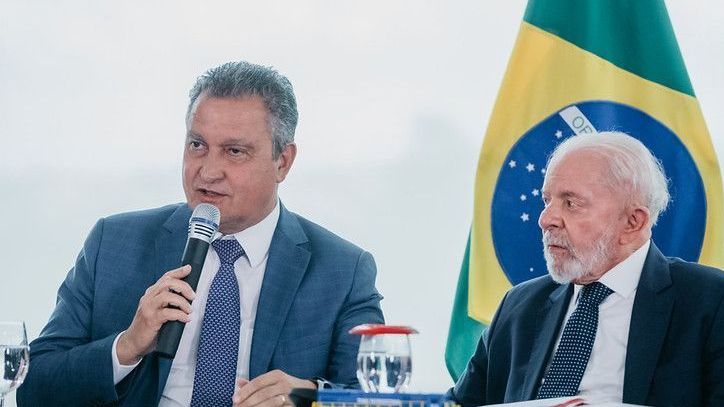O ministro da Casa Civil, Rui Costa (à esquerda), e o presidente Luiz Inácio Lula da Silva