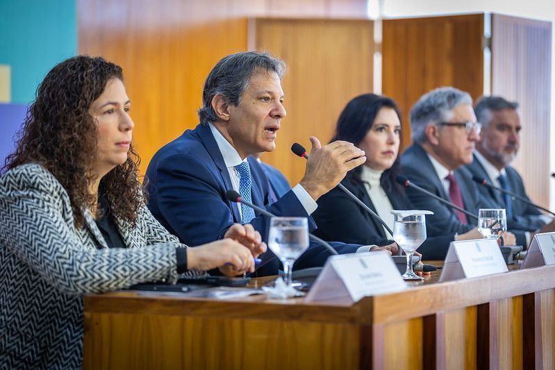 Da esquerda para a direita: ministros Esther Dweck, Fernando Haddad, Simone Tebet, Alexandre Padilha e Paulo Pimenta