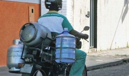 Transporte de botijão de gás em moto é aprovado pela CCJ da Câmara