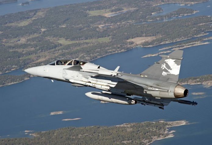 Gripen F; caça conta com dois lugares • Divulgação/Saab