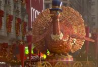 Parada anual do Dia de Ação de Graças da Macy’s percorre as ruas de Nova York