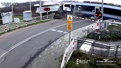 Vídeo: Trem colide com caminhão na Polônia e deixa sete feridos.