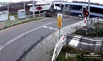 Vídeo: Trem bate em caminhão na Polônia e deixa sete feridos