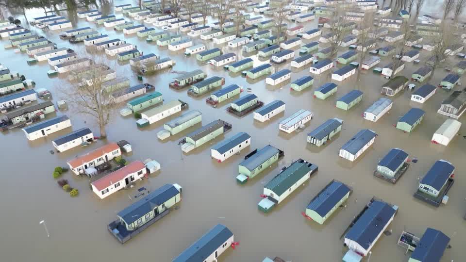 Drone mostra alagamento em cidade da Inglaterra após tempestade Bert.