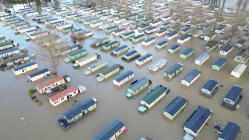 Drone mostra alagamento em cidade da Inglaterra após tempestade Bert.