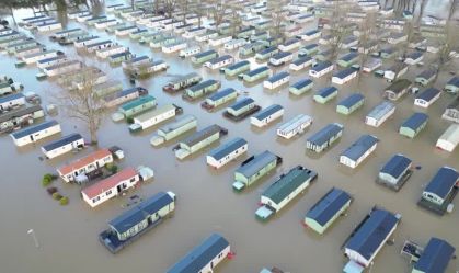 Drone mostra alagamento em cidade da Inglaterra após tempestade Bert.