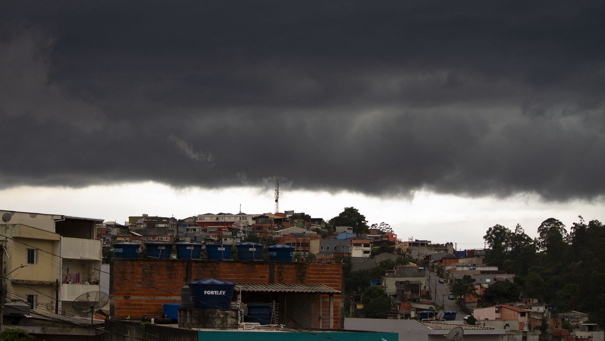 Céu compleatamente "fechado" em Perus