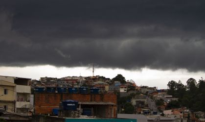 Céu compleatamente "fechado" em Perus