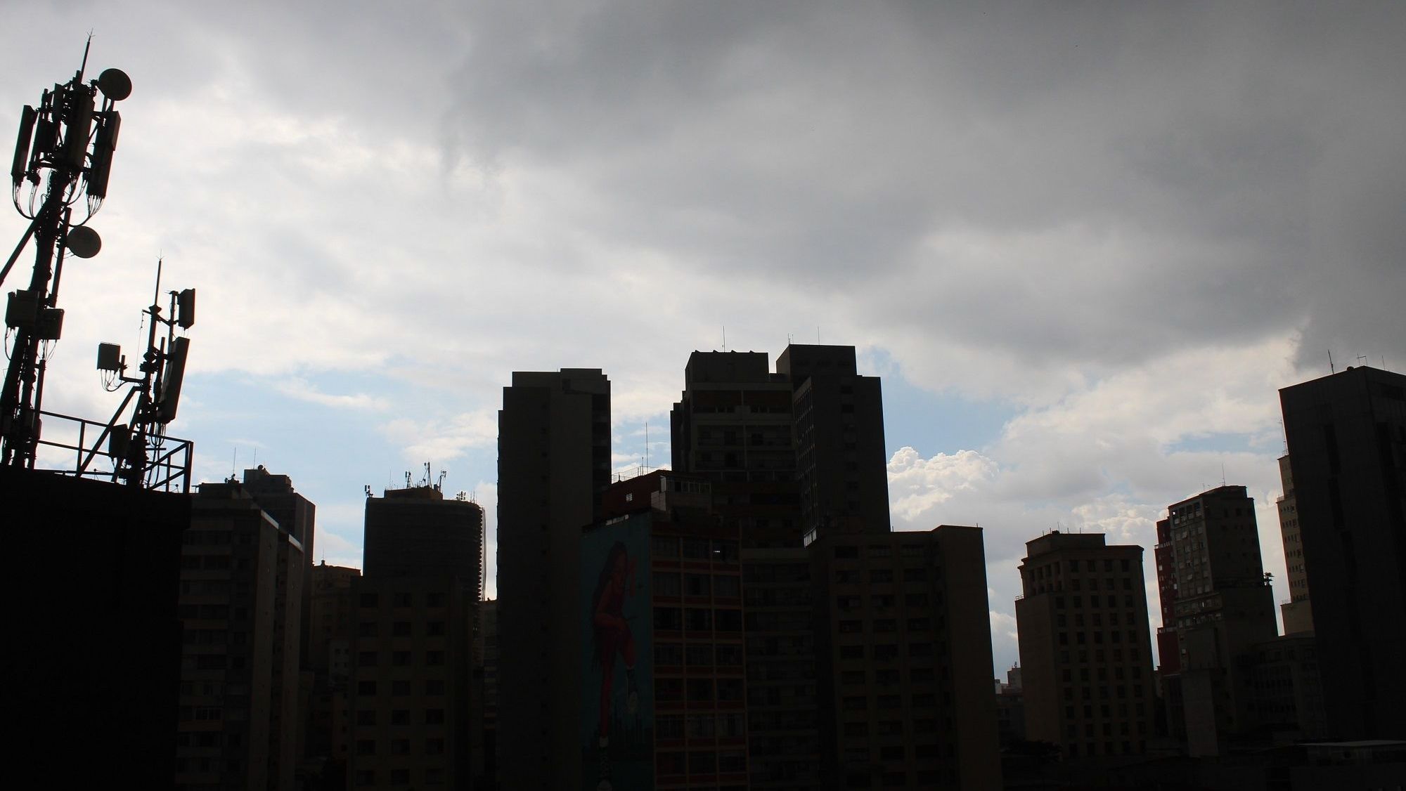 Nuvens carregadas encobrem o céu na região central de São Paulo
