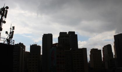 Nuvens carregadas encobrem o céu na região central de São Paulo