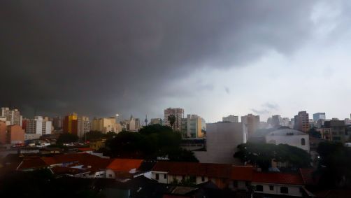 Nuvens escuras encobrem o céu no bairro da Bela Vista, na região central de São Paulo