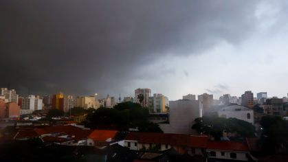 Nuvens escuras encobrem o céu no bairro da Bela Vista, na região central de São Paulo