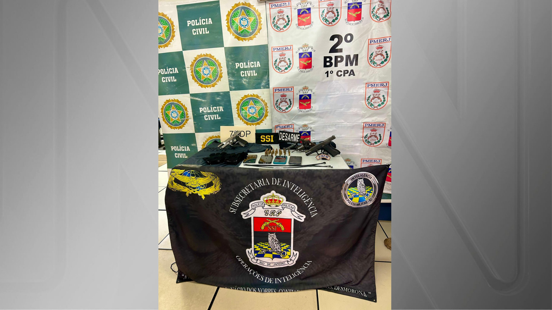 Além dos seis preos, armas e toucas ninjas e equipamentos também foram apreendidos • Divulgação/PMERJ