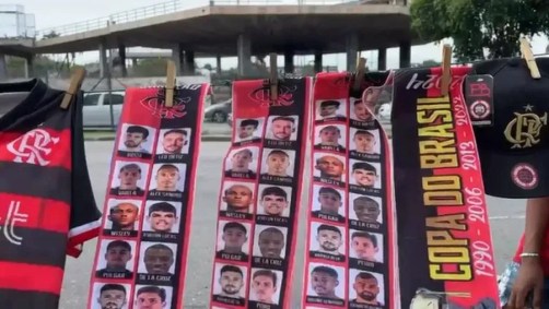 Ambulantes vendem faixas de campeão do Flamengo nos arredores do Maracanã