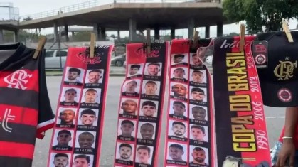 Ambulantes vendem faixas de campeão do Flamengo nos arredores do Maracanã