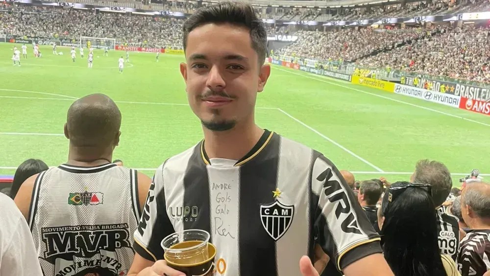 André Morgan viralizou nas redes após aparecer com sinalizador numa casa próxima ao independência • Arquivo Pessoal