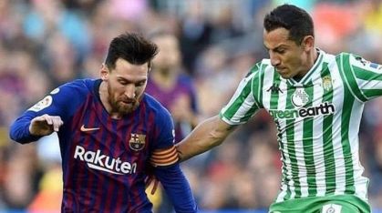 Andrés Guardado disputando jogada com Lionel Messi