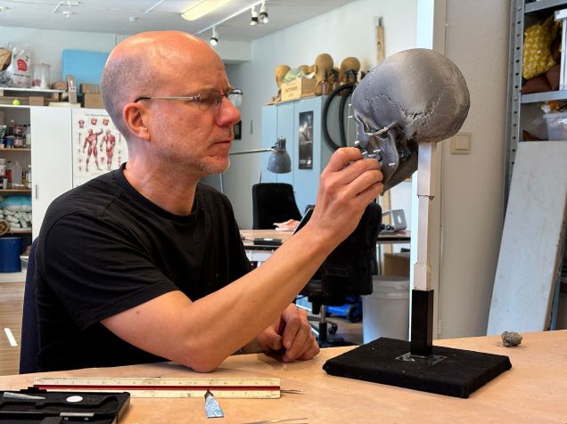 Artista forense sueco Oscar Nilsson fez a reconstrução usando argila para replicar seus músculos e tecidos • Caravan Media Ltd