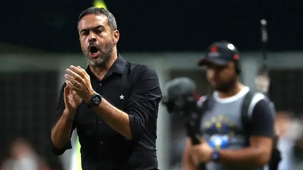 Artur Jorge durante a partida entre Botafogo e Atlético-MG, em Belo Horizonte, no Brasileirão
