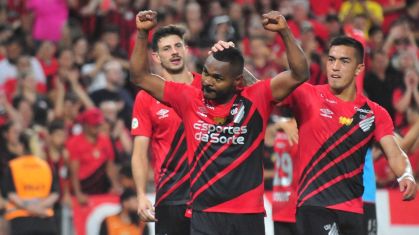 Nikão fez um dos gols da vitória do Athletico