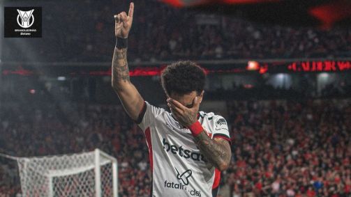 Matheusinho fez o gol da virada do Vitória contra o Athletico