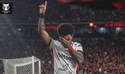 Matheusinho fez o gol da virada do Vitória contra o Athletico