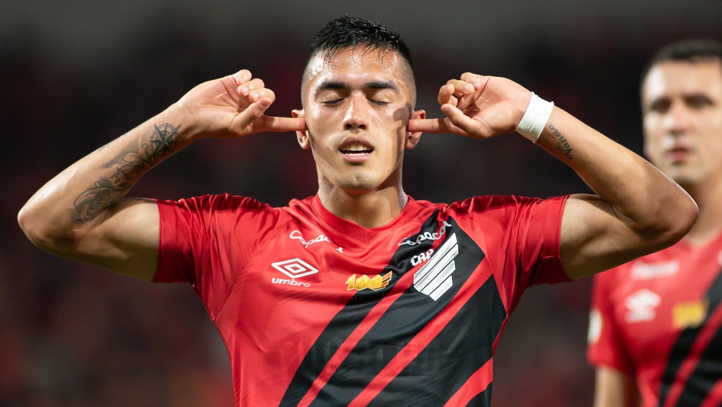Tomás Cuello comemorando gol pelo Athletico-PR