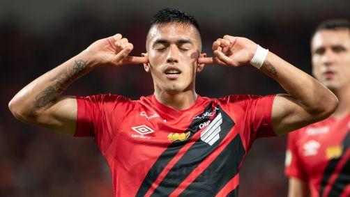 Tomás Cuello comemorando gol pelo Athletico-PR