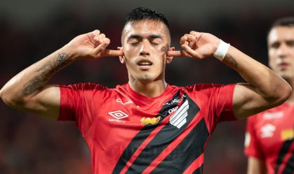 Tomás Cuello comemorando gol pelo Athletico-PR