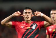 Athletico-PR vence Atlético-MG em casa e se afasta do Z-4