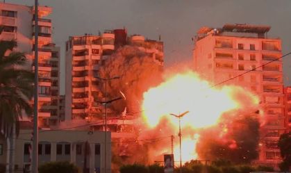 Momento em que prédio é atingido por bombardeio israelense em Beirute.