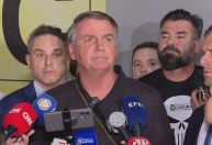 "Ninguém vai dar golpe com general da reserva e mais meia dúzia de oficiais", diz Bolsonaro