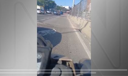 Motociclista grava assalto que deixou pessoa baleada na Linha Amarela, no RJ; veja vídeo