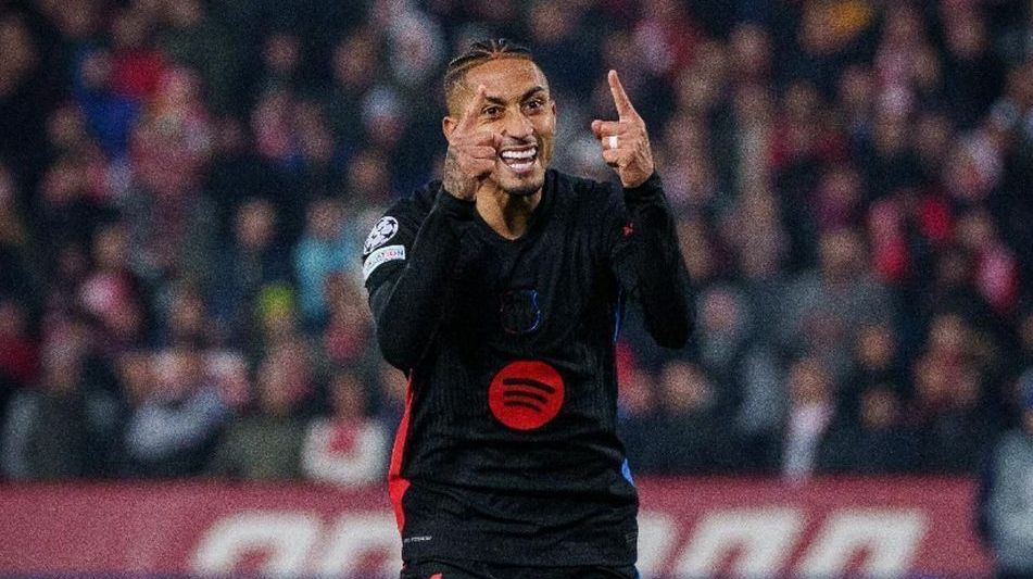 Raphinha comemora gol na goleada do Barcelona contra o Estrela Vermelha