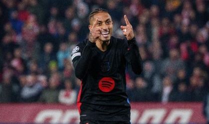 Com gol de Raphinha, Barcelona goleia Estrela Vermelha na Champions League