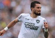 Alex Telles revela que quase não foi para o Botafogo: "Eu iria para o Porto"