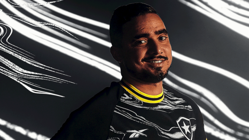 Rafael posa com novo uniforme do Botafogo