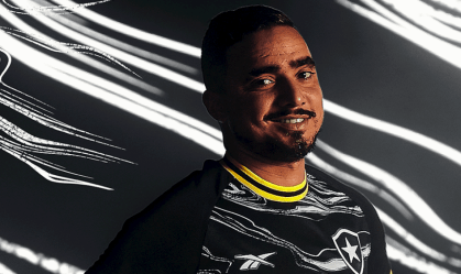 Rafael posa com novo uniforme do Botafogo