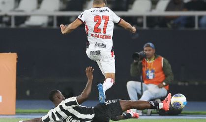 Botafogo empata com Vitória e perde a liderança do Brasileirão