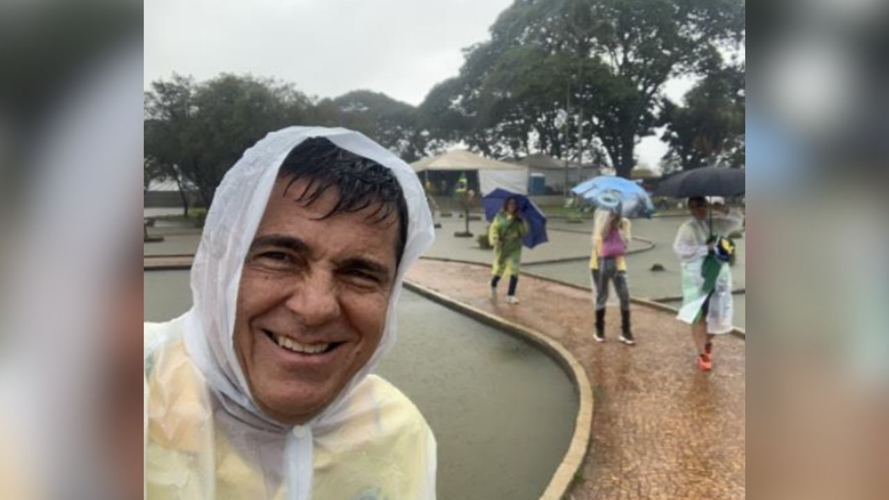 General Mário Fernandes em acampamento em Brasília em dezembro de 2022