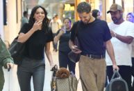 Bruna Marquezine e João Guilherme embarcam em aeroporto com pets