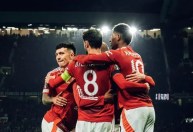 Astro do Manchester United ajuda a salvar passageiro que desmaiou em avião
