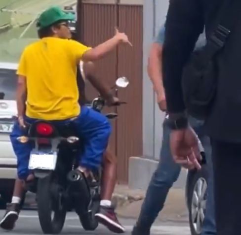Bruno Mars foi visto sem capacete em garupa de motocicleta • Reprodução/Vídeo