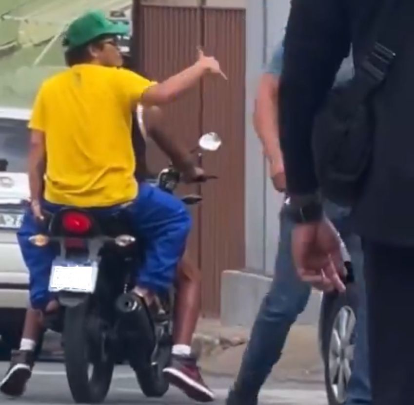 Bruno Mars foi visto sem capacete em garupa de motocicleta • Reprodução/Vídeo