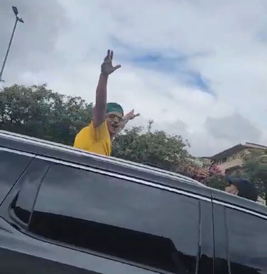 Bruno Mars para fora do teto solar • Reprodução/Vídeo