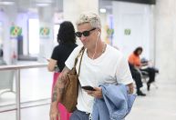 Bruno Gagliasso anda com bolsa de R$ 49 mil em aeroporto; veja fotos
