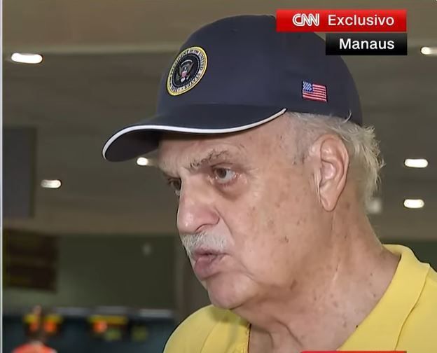 O climatologista Carlos Nobre dá entrevista à CNN após sobrevoar floresta amazônica com Joe Biden