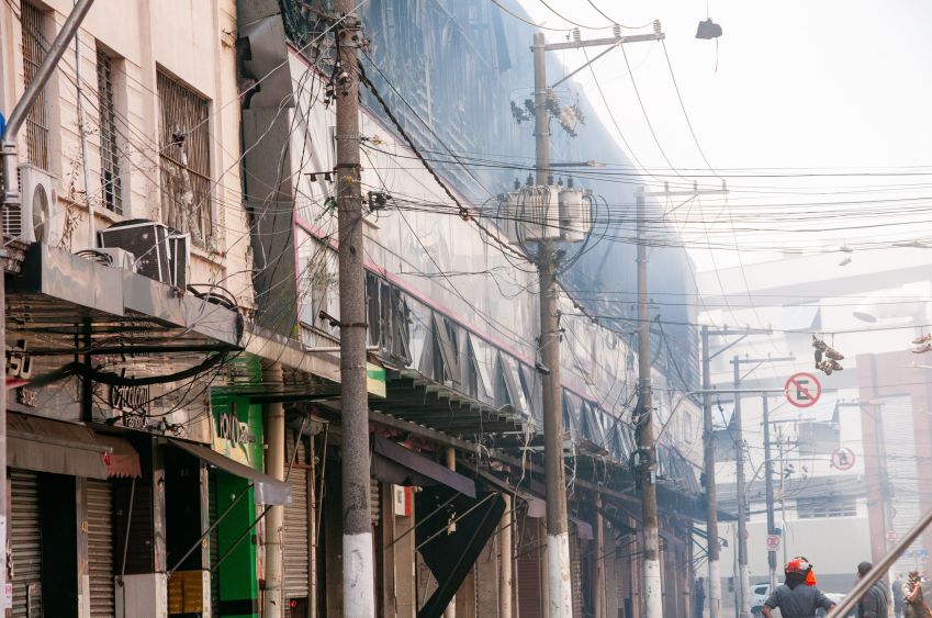 O Corpo de Bombeiros trabalha no rescaldo após o incêndio de grandes proporções que atingiu o Shopping 25 • Roberto Costa/Código19/Estadão Contúdo